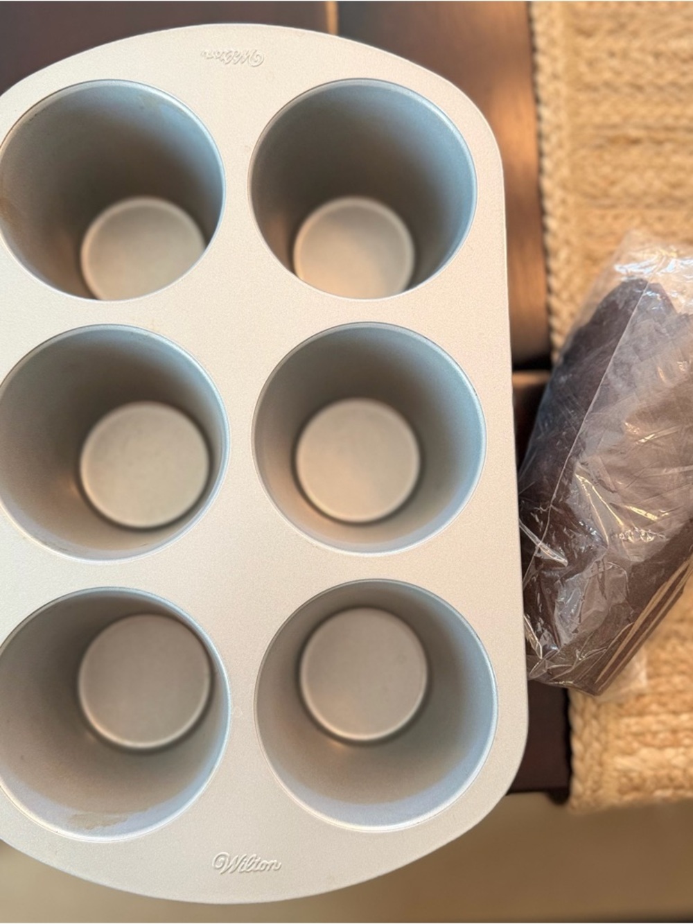 Wilton Silver 6-Cup Nonstick Muffin Pan w/liners